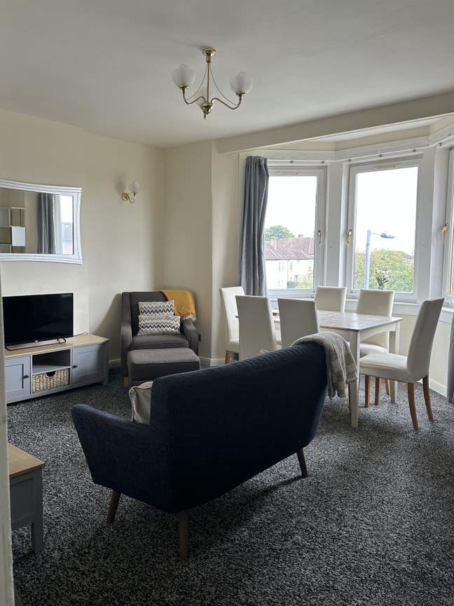 Room available- Female Main Photo