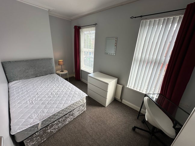 *Free Now* 4 Doubles Opposite Royal Vic Hospital   Main Photo