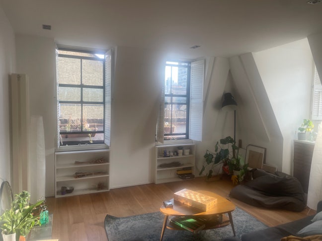 Room with bathroom in spacious central flat Main Photo