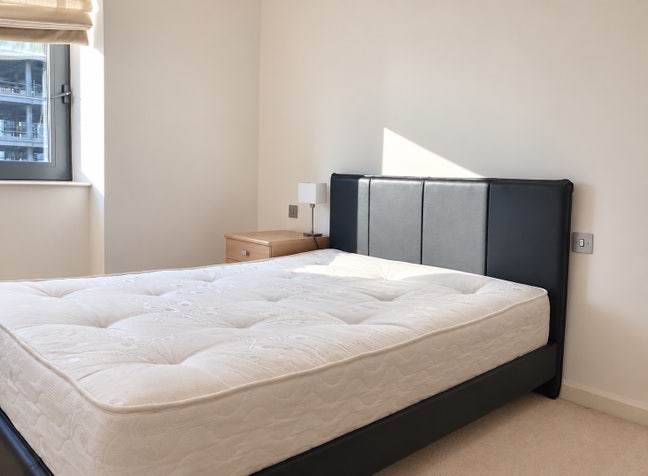 Canary Wharf Double Room – Pool & Bills Included Main Photo