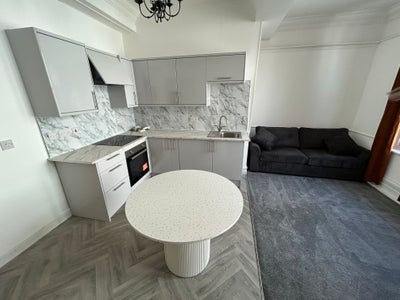 Brand new 4 bed apartment next to the sea Main Photo