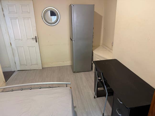 Large Double Room All Bills inc Wi-Fi Frisge  Main Photo