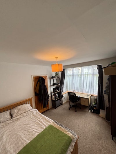 Double room in friendly house share Main Photo