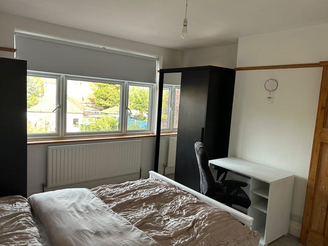 Double room in Raynes Park Main Photo