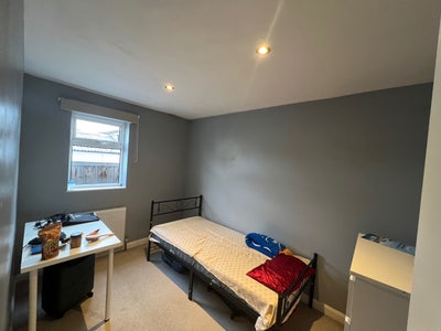 Bright & furnished single room in a friendly home Main Photo