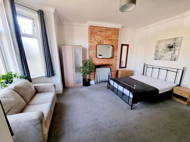 Stylish room in a beautiful home Main Photo