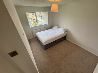 Double room to rent in large house in Carterton. Main Photo