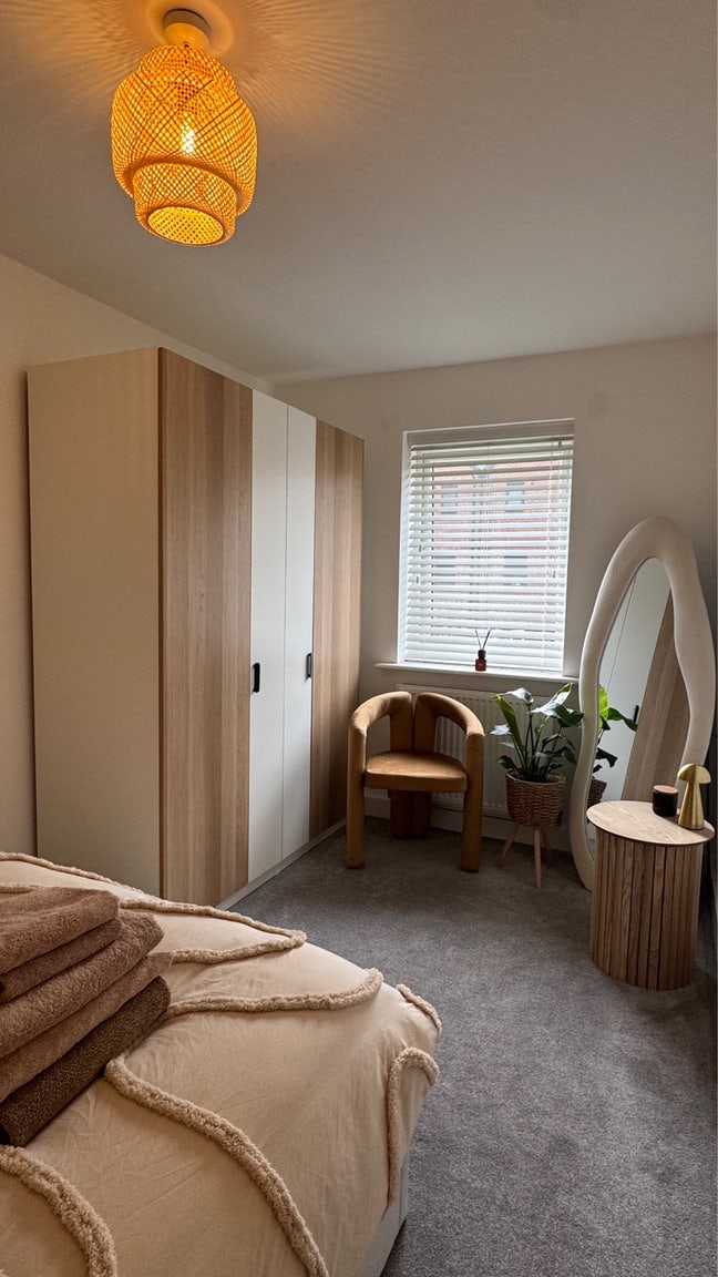 Bright Double Room in a Modern Home - Manchester  Main Photo