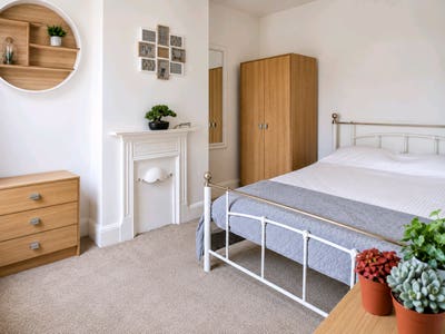 Double room in clean, spacious house. Main Photo