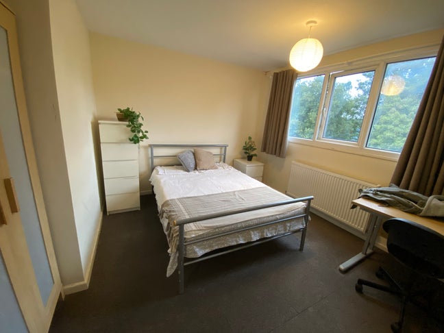 Double room for student in a shared house Main Photo