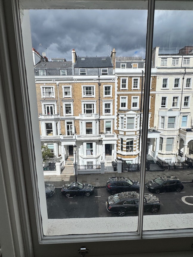 Stylish home in High Street Kensington Main Photo