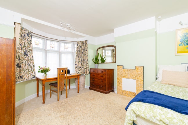 Bright, Large Room, Central Location Main Photo