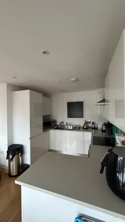 Looking for a flatmate :)  Main Photo
