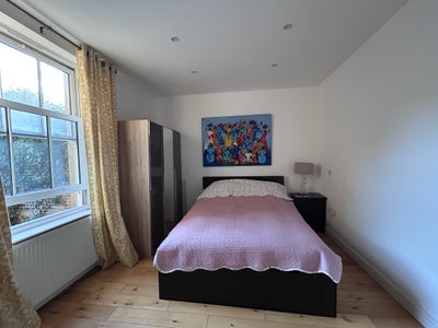 Large ensuite, with own kitchen/living room Main Photo