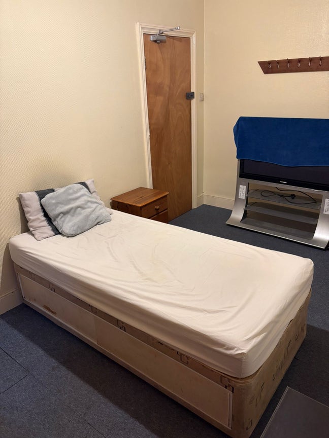 Single room to let near town centre Main Photo