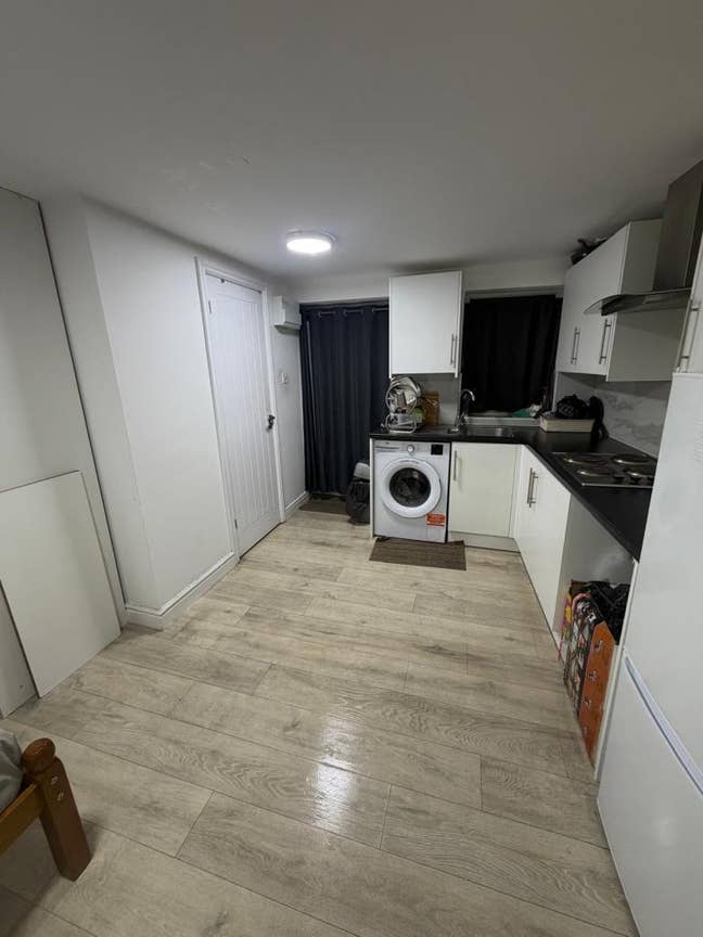 Studio Flat Available for Rent – RM8 Area Main Photo