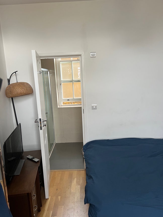 Large Double Bedroom, En Suite Shower in Brockley  Main Photo
