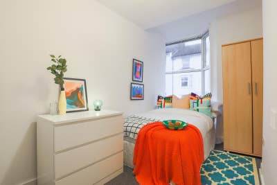 Large Luxury Rooms... Perfect Location!! Main Photo