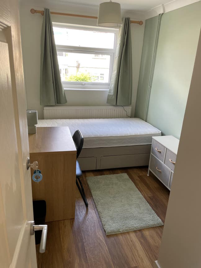 Single Room in 5 bed 2 bath all female house  Main Photo