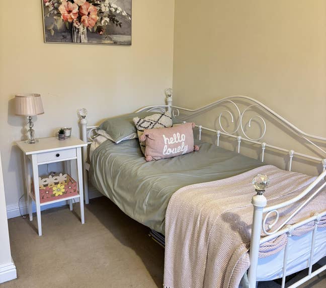 Large single room near hospital  Main Photo