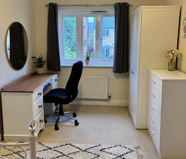 Bright and airy single room Main Photo