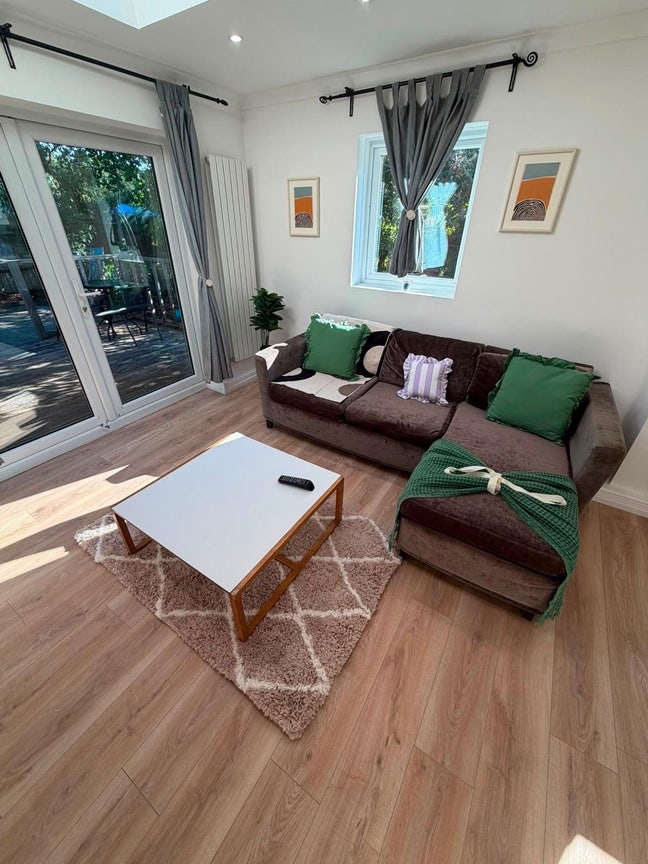 2 DBL Bedroom available in Modern house|  Main Photo