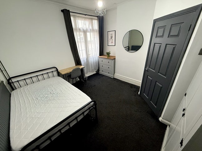 Lovely  Ensuite room - Close to LRI/Centre Main Photo