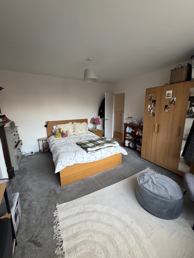 Large double room - Clapham Common | Female Only Main Photo