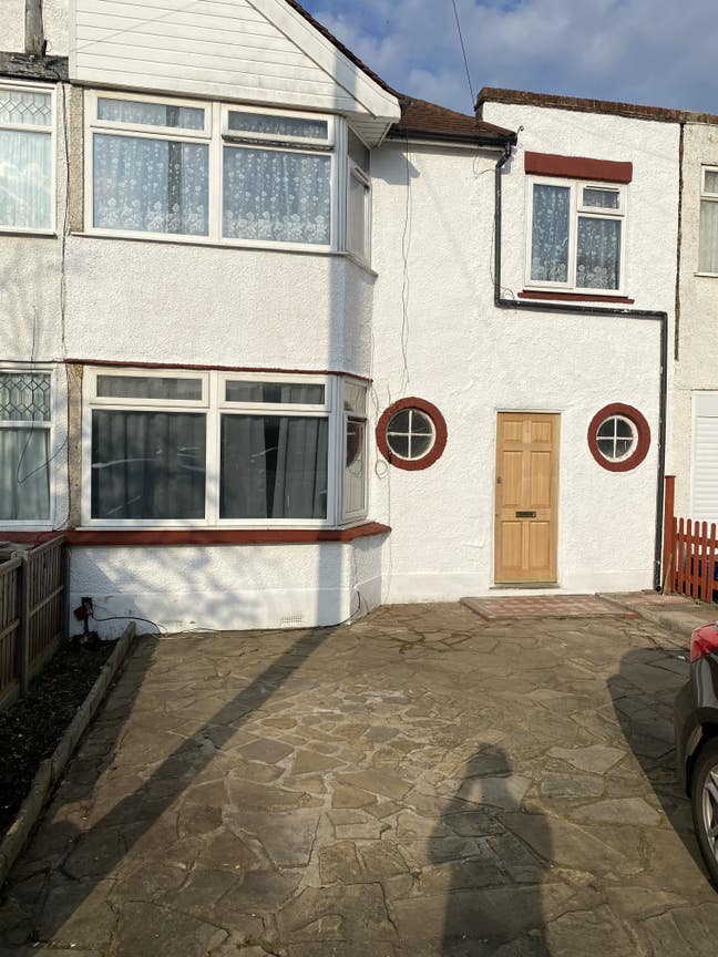 Large Furnished Room to Let – Hanworth TW13 7BQ Main Photo
