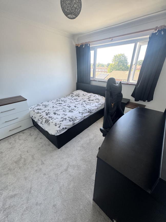 Bright & Spacious Double Room in Redhill – Ideal f Main Photo