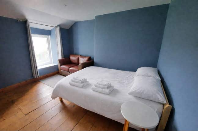 Spacious double bedroom  Main Photo