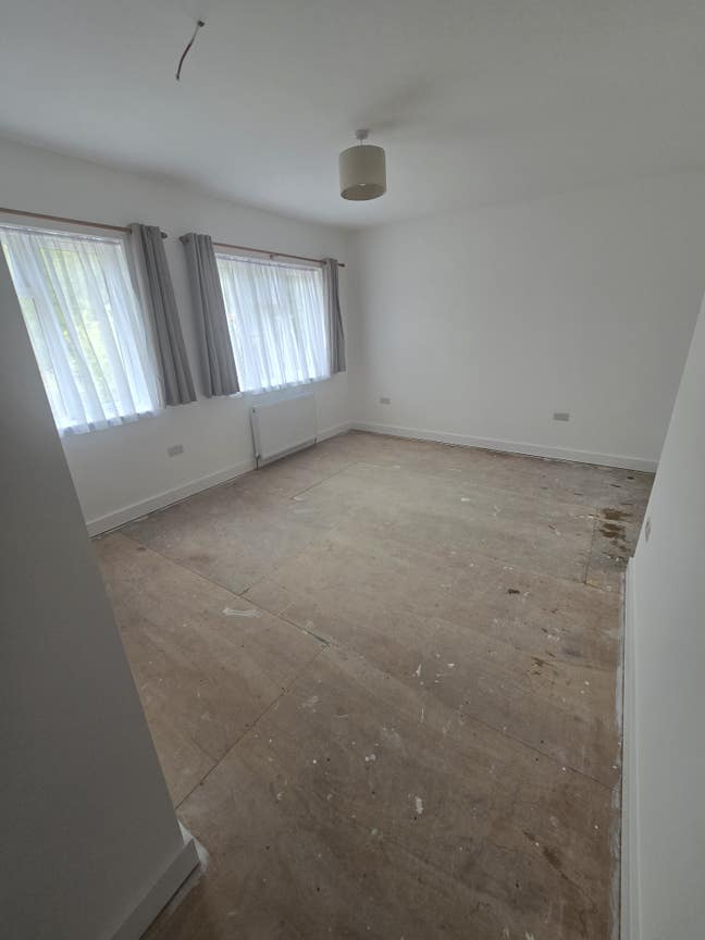 Huge room, private bathroom, shared kitchen. Main Photo