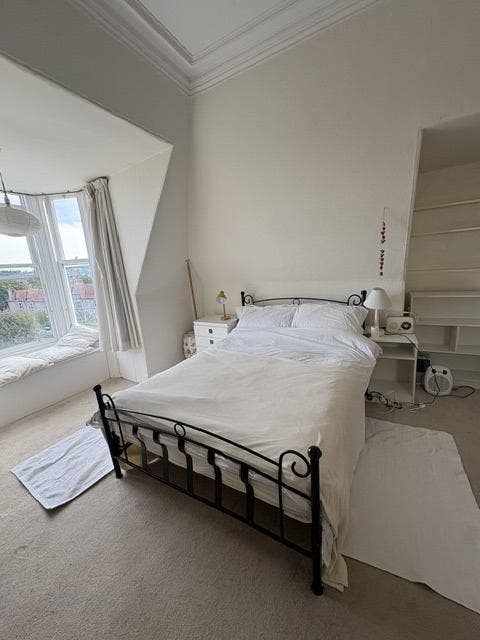 Large sunny room in victorian house Main Photo