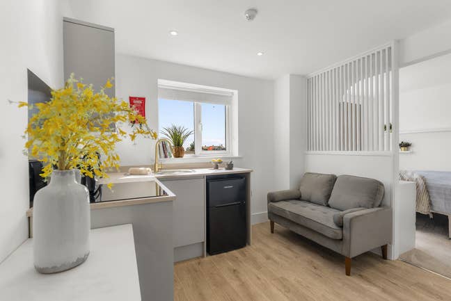 Large Private Suite | Sea Views + Separate Bedroom Main Photo