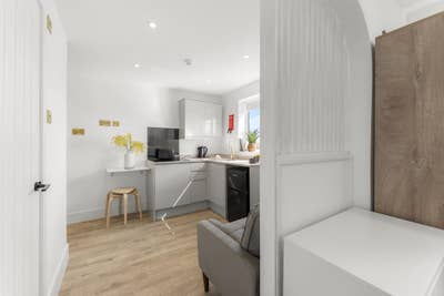 November offer | Sea view suite, &pound;950 bills inc Main Photo