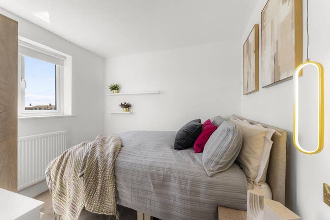 Sea Views + Separate Bedroom + Ensuite  Main Photo