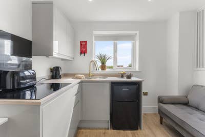 November offer | Sea view suite, &pound;950 bills inc Main Photo