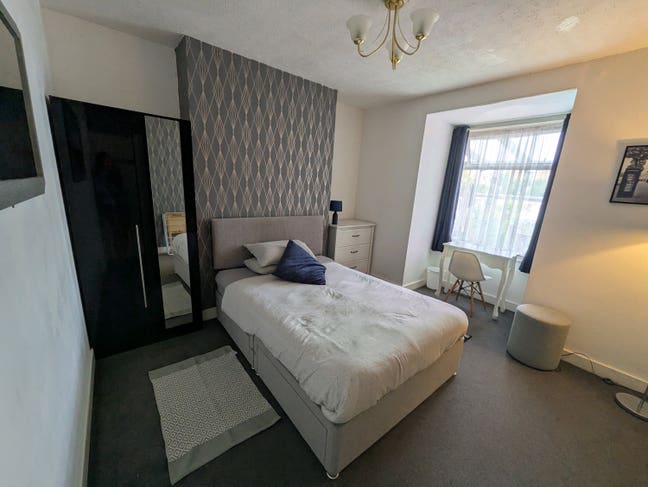Spacious Room less than 5 minute walk to QEQM Main Photo