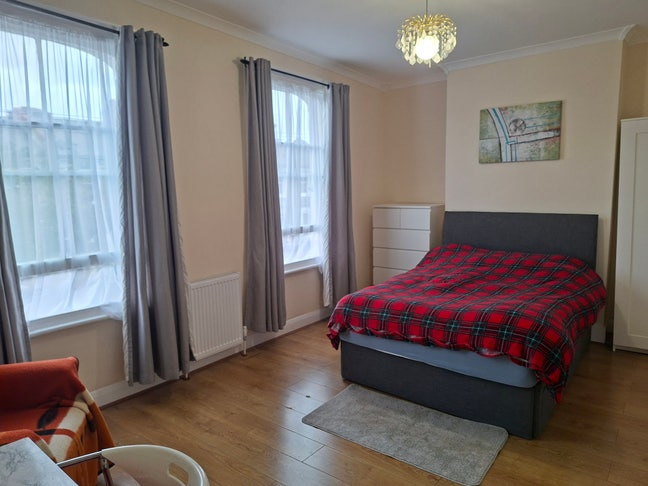 A  spacious double bedroom to let in Peckham Main Photo