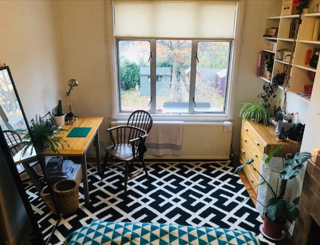 Lovely first floor double room in a friendly house Main Photo