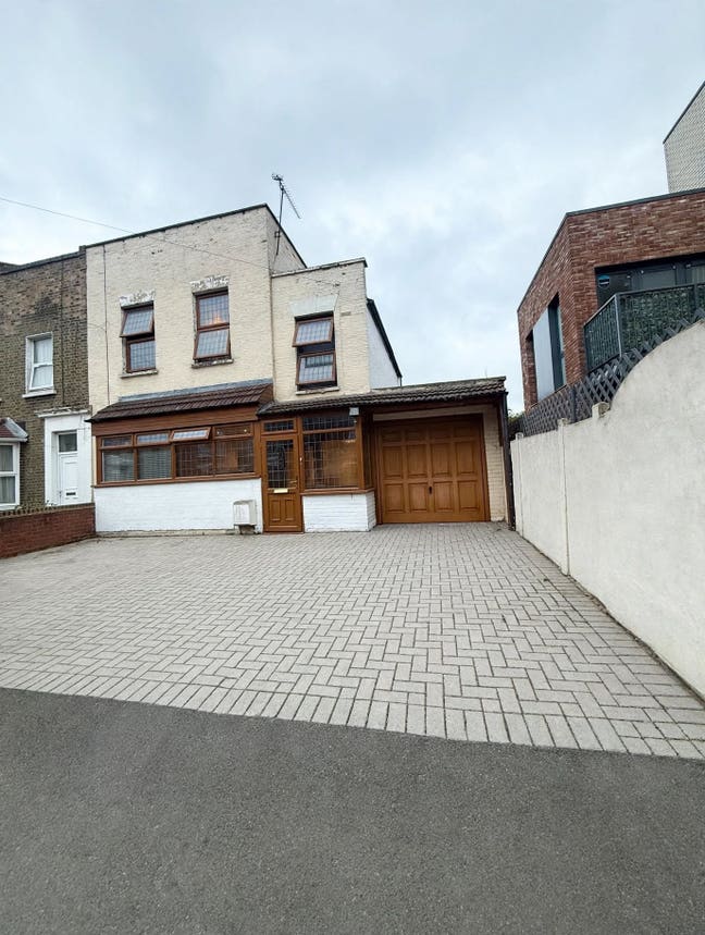 1 double bedroom to rent in House Stratford &pound;780 Main Photo