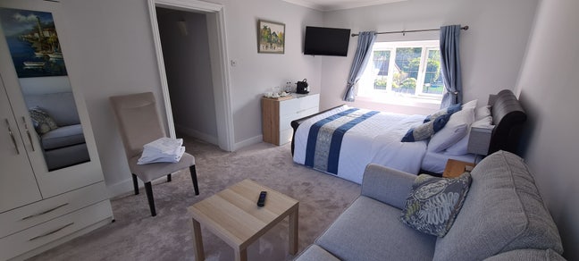 Double bedroom with ensuite near Gatwick Main Photo