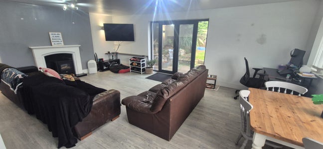 Small double room in friendly house share Main Photo