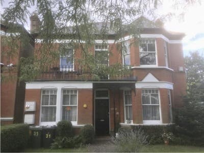 Spacious light double room in 4 bed flat Main Photo
