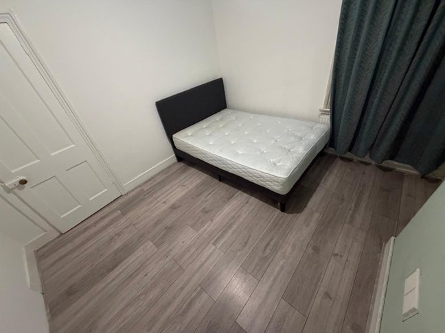 Decent Double Room for &pound;750 Main Photo