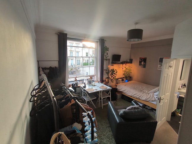 Large, Light Double Ensuite with High ceilings Main Photo