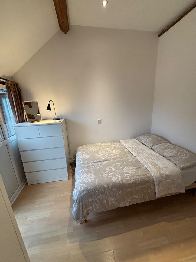 Spare room in 2 bedroom barn conversion - Gaydon Main Photo