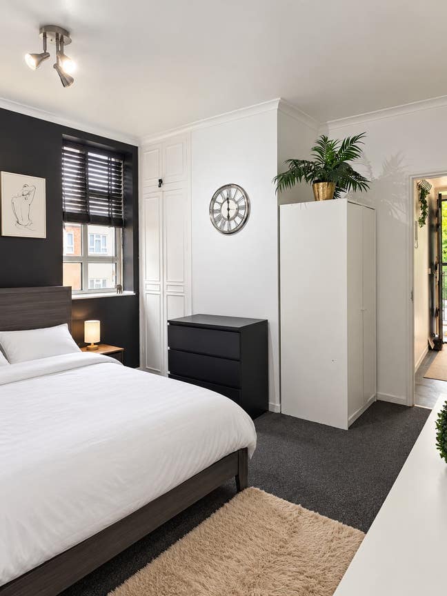 Double room to let - Bow Main Photo