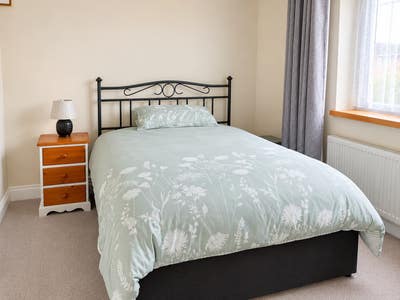 Bright Furnished Double Room  7 mins to HPC bus Main Photo