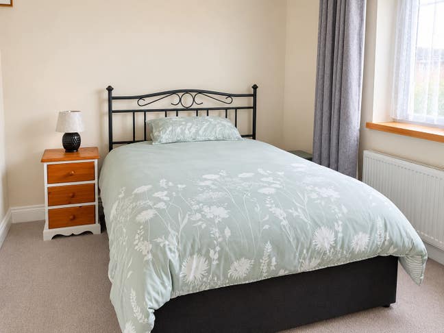 Bright Furnished Double Room  7 mins to HPC bus Main Photo